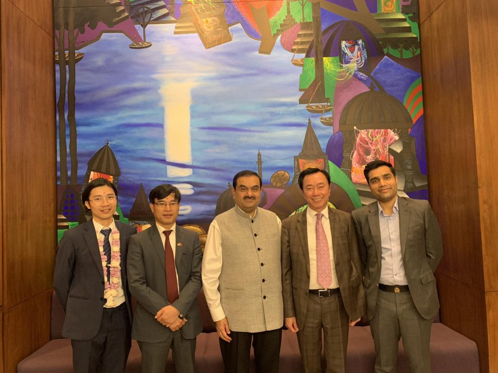 Đại sứ Phạm Sanh Châu trao đổi với tỉ phú Gautam Adani về đầu tư các dự án tại Việt Nam - Ảnh 2.