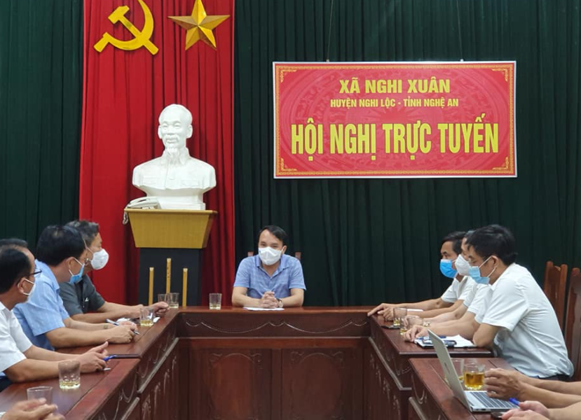 Họp khẩn trong đêm khi phát hiện 11 người thân một gia đình dương tính SARS-CoV-2 - Ảnh 2.