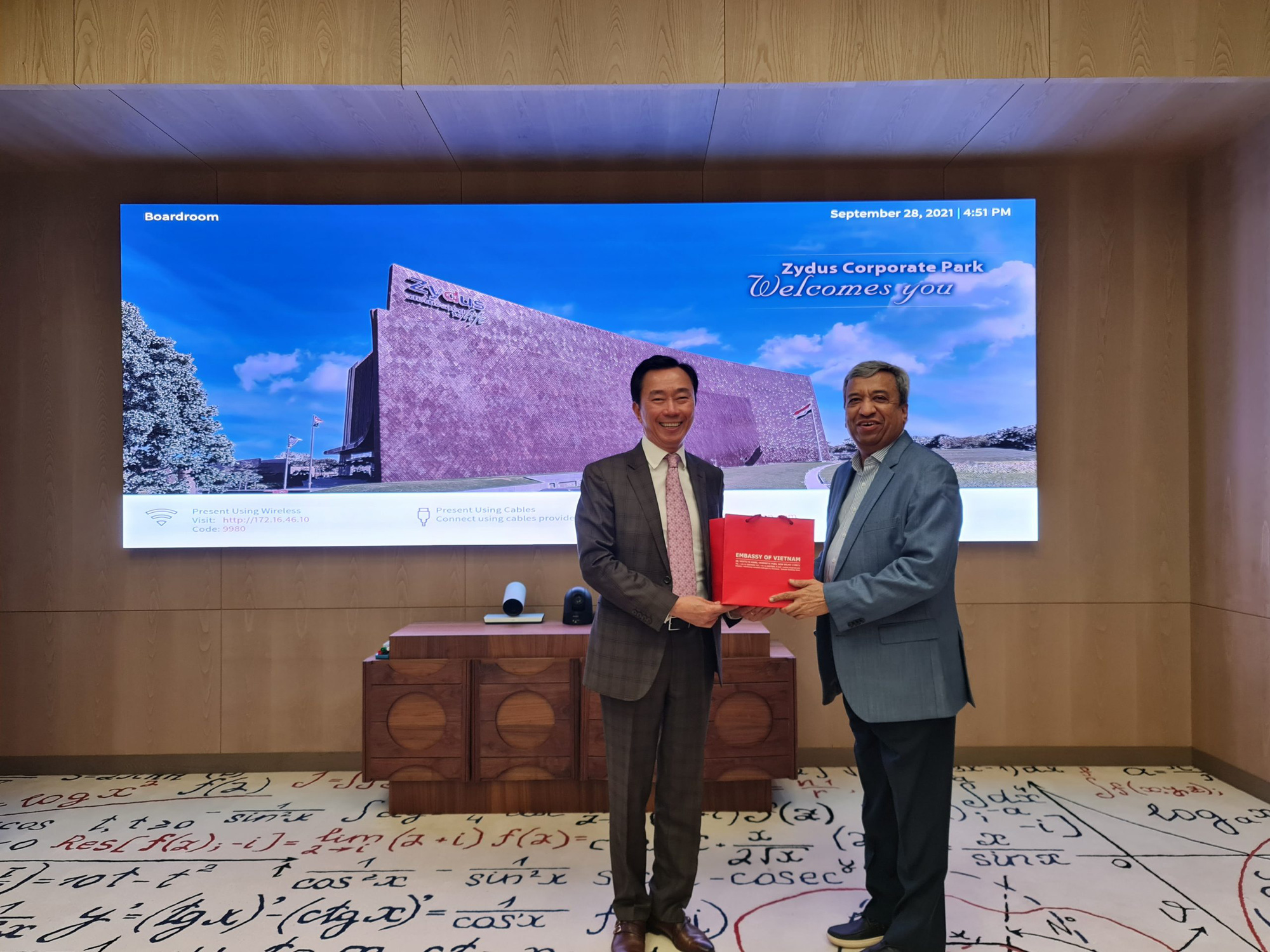 Đại sứ Phạm Sanh Châu trao đổi với tỉ phú Gautam Adani về đầu tư các dự án tại Việt Nam - Ảnh 3.