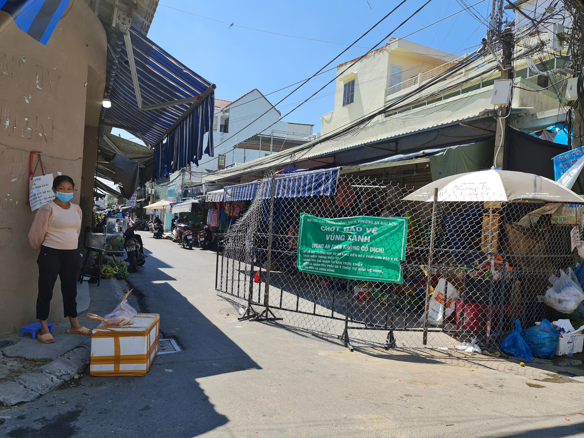 Đà Nẵng: Nhiều nơi vẫn chưa dỡ rào chắn, người dân đi lại bất tiện - Ảnh 4.