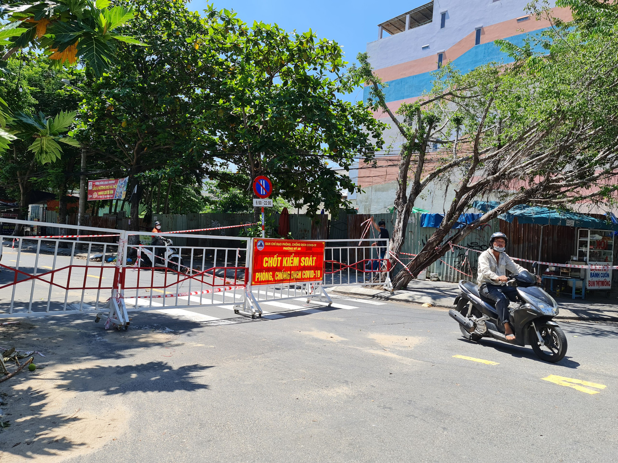 Đà Nẵng: Nhiều nơi vẫn chưa dỡ rào chắn, người dân đi lại bất tiện - Ảnh 5.