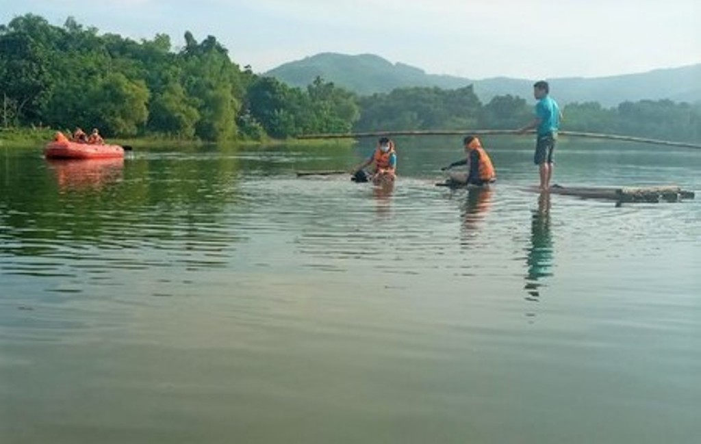 Lật nhà bè trên hồ thủy lợi, 2 người chết đuối - Ảnh 1.