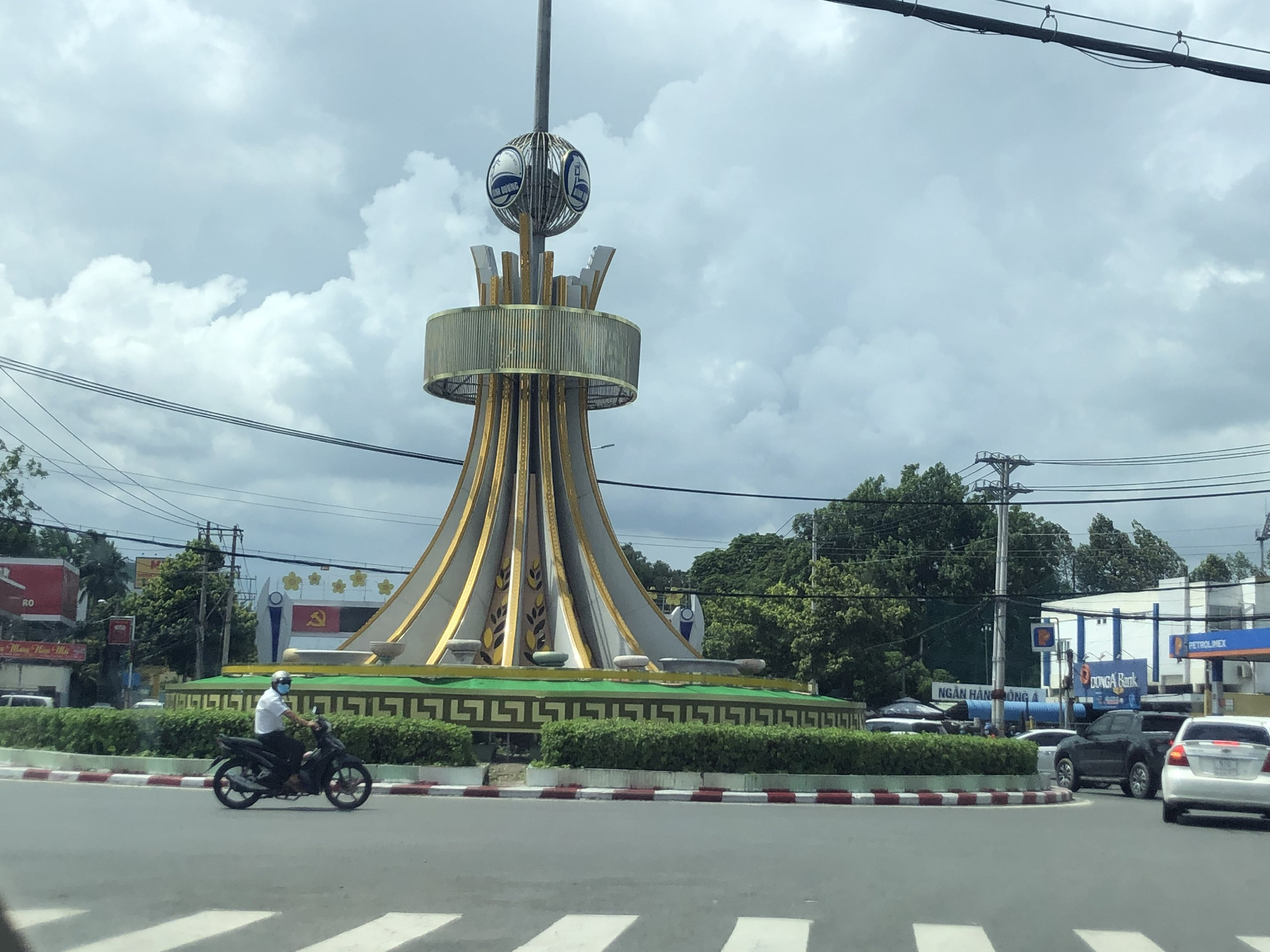 Bình Dương: Chuẩn bị áp dụng chỉ thị 15+ tại một số địa phương, cấp thẻ cho người đã tiêm vắc-xin để được ra đường - Ảnh 1. Bình Dương: Chuẩn bị áp dụng chỉ thị 15+ tại một số địa phương, cấp thẻ cho người đã tiêm vắc-xin để được ra đường - Ảnh 1.