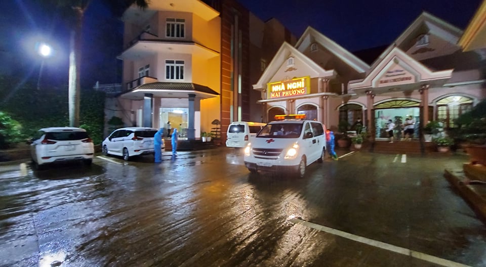 2 chuyên gia nước ngoài từ sân bay Tân Sơn Nhất lên Đắk Lắk nhiễm SARS-CoV-2 - Ảnh 1. 2 chuyên gia nước ngoài từ sân bay Tân Sơn Nhất lên Đắk Lắk nhiễm SARS-CoV-2 - Ảnh 1.