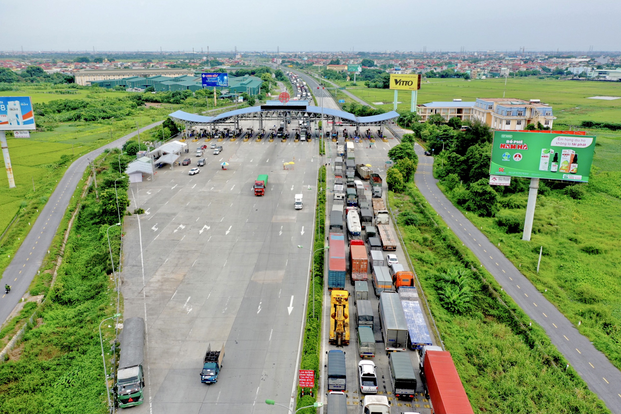 CLIP: Hàng trăm phương tiện đứng “chôn chân” cả 1 km, chốt kiểm soát trên cao tốc Pháp Vân-Cầu Giẽ phải “xả trạm” - Ảnh 2. CLIP: Hàng trăm phương tiện đứng “chôn chân” cả 1 km, chốt kiểm soát trên cao tốc Pháp Vân-Cầu Giẽ phải “xả trạm” - Ảnh 2.