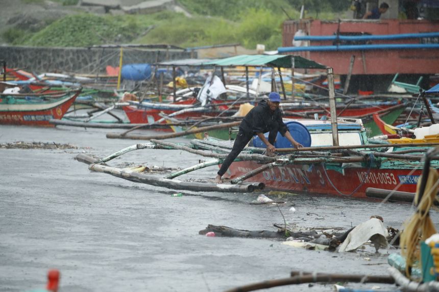 Vừa bị bão Conson dập, Philippines lại nín thở chờ siêu bão Chanthu - Ảnh 1.
