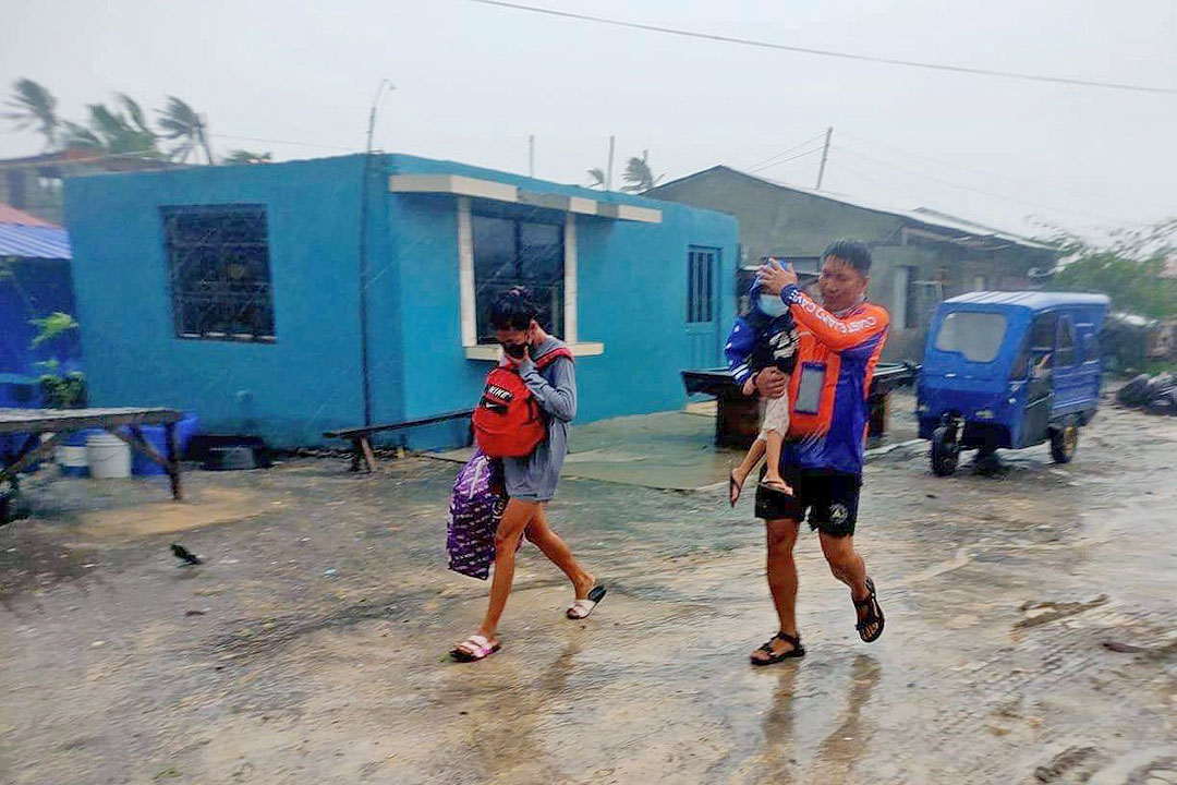 Vừa bị bão Conson dập, Philippines lại nín thở chờ siêu bão Chanthu - Ảnh 3. Vừa bị bão Conson dập, Philippines lại nín thở chờ siêu bão Chanthu - Ảnh 3.