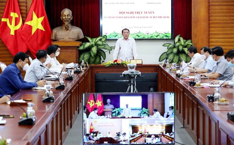 Đề nghị tiêm đủ 2 mũi vắc-xin cho người dân Phú Quốc trước khi đón khách quốc tế - Ảnh 2. Đề nghị tiêm đủ 2 mũi vắc-xin cho người dân Phú Quốc trước khi đón khách quốc tế - Ảnh 2.