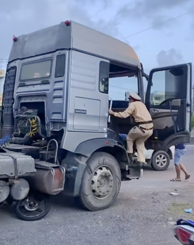 Lực lượng cảnh sát giao thông Bình Định truy bắt tài xế xe tải gây tai nạn liên hoàn.