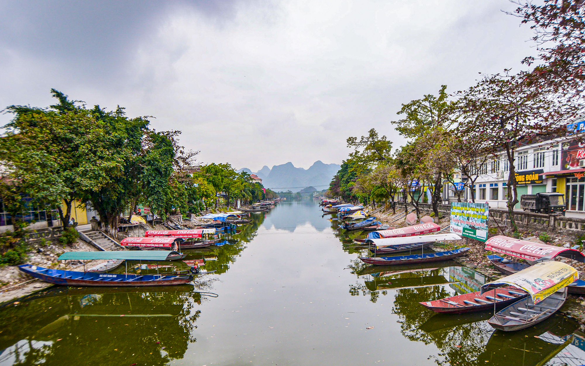 Hàng ngàn con thuyền ở chùa Hương ngủ đông sớm, lái đò khóc ròng ngày giáp Tết 2022 - Ảnh 1.