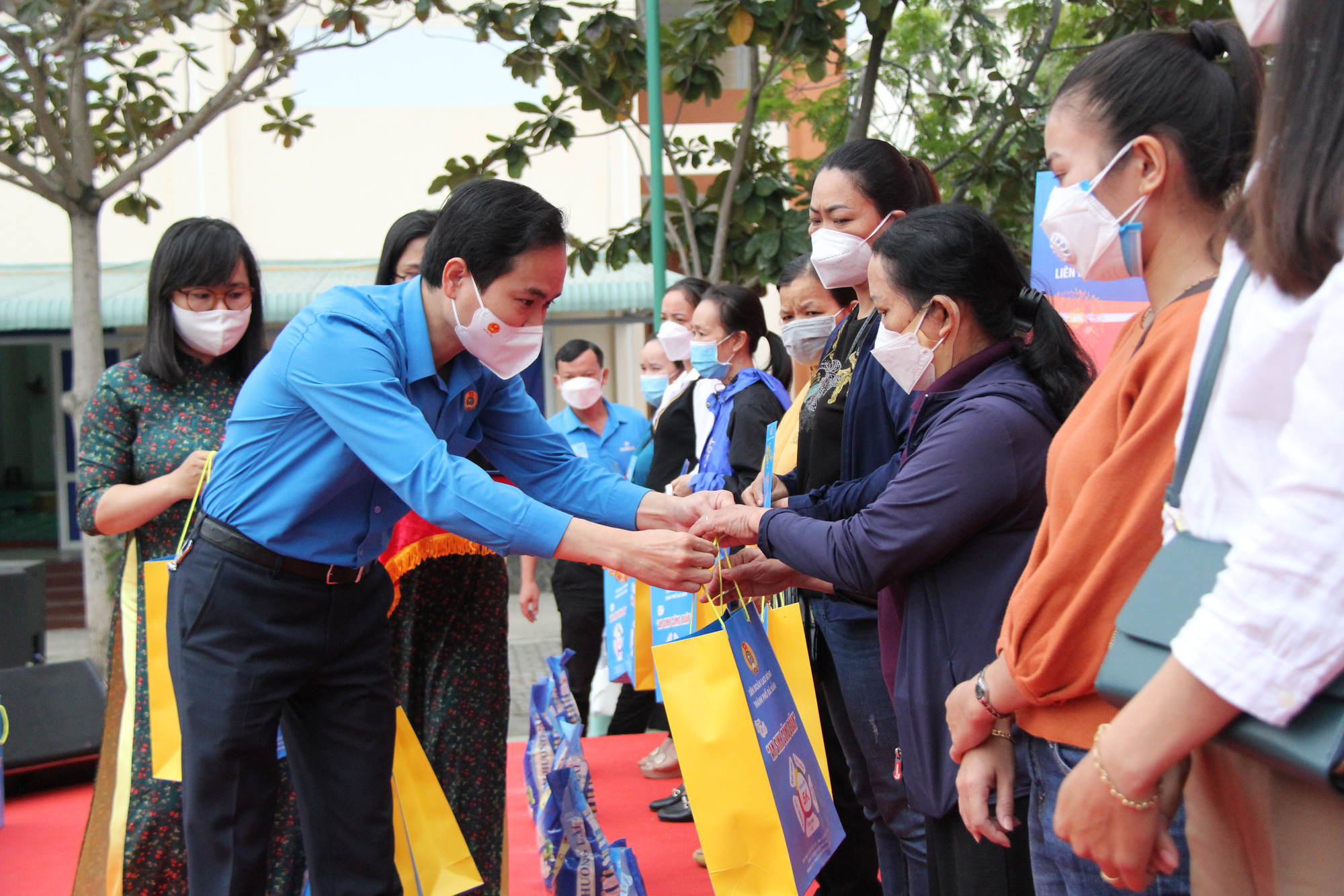 Hàng ngàn lao động Đà Nẵng phấn khởi nhận quà Tết từ tổ chức Công đoàn - Ảnh 6.