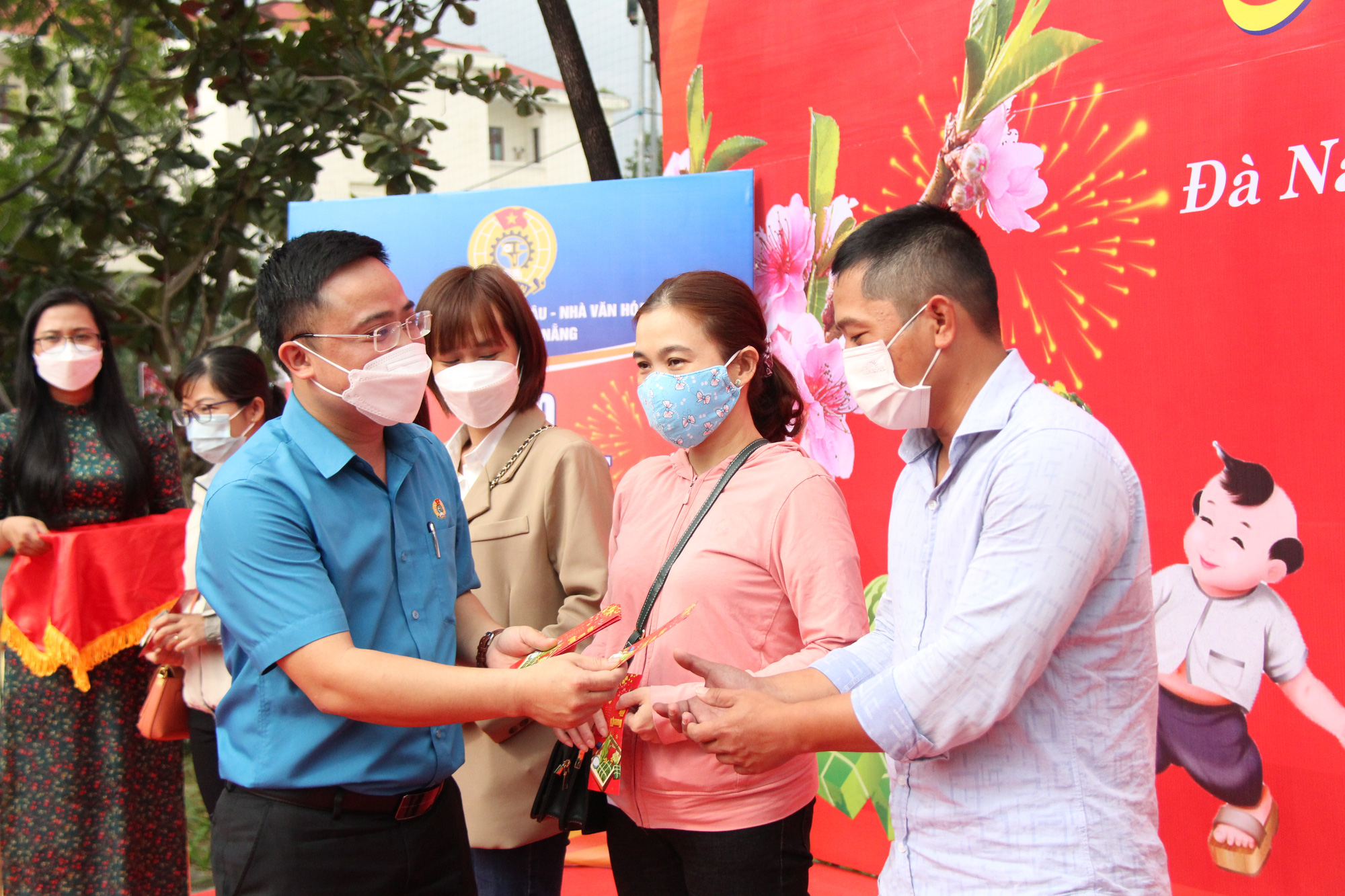 Hàng ngàn lao động Đà Nẵng phấn khởi nhận quà Tết từ tổ chức Công đoàn - Ảnh 8.