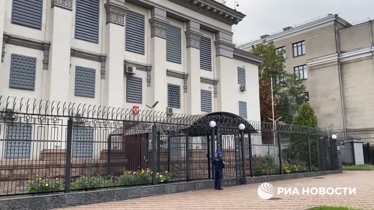 Rộ tin Nga sơ tán đại sứ quán ở Ukraine - Ảnh 1. Rộ tin Nga sơ tán đại sứ quán ở Ukraine - Ảnh 1.