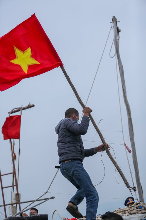 Báo Người Lao Động trao 1.000 lá cờ Tổ quốc cho ngư dân xã đảo Quan Lạn - Ảnh 13.