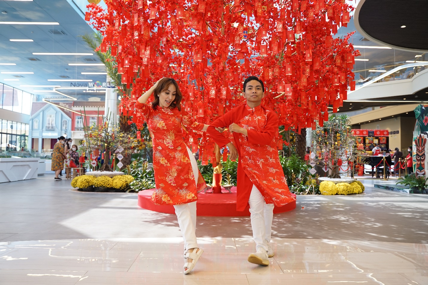 Gia đình Khánh Thi – Phan Hiển nhảy Dancesport khi dạo chơi Hội Hoa Xuân - Ảnh 1.