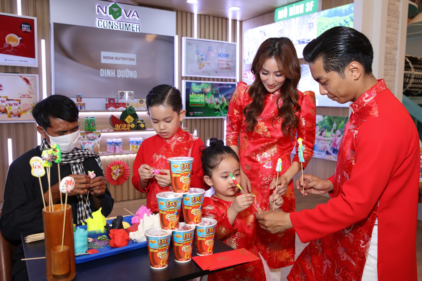 Gia đình Khánh Thi – Phan Hiển nhảy Dancesport khi dạo chơi Hội Hoa Xuân - Ảnh 3.