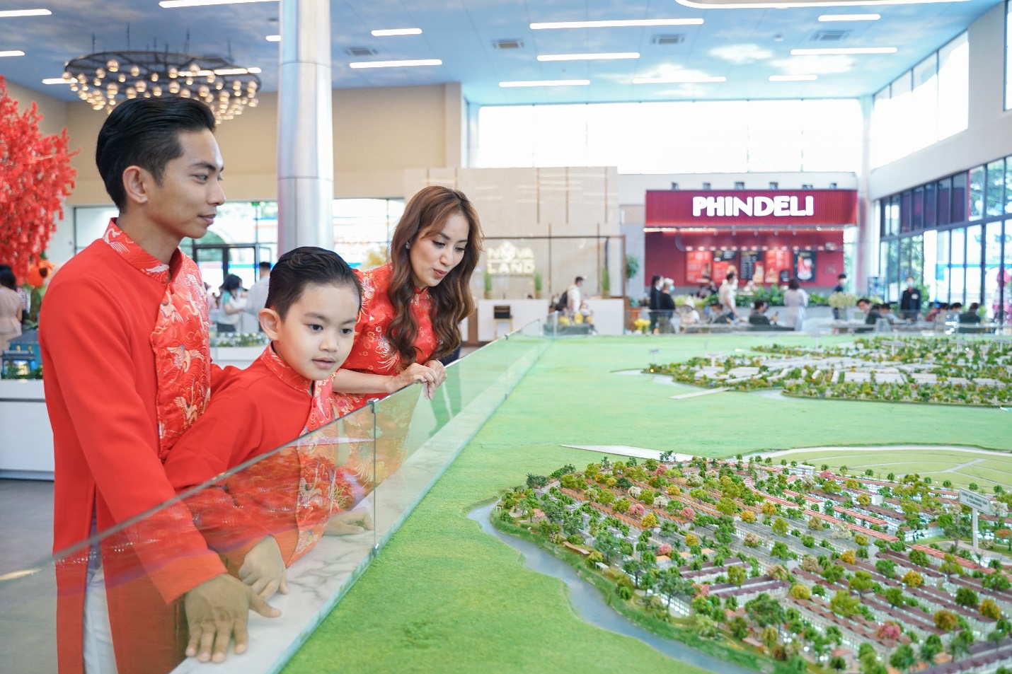 Gia đình Khánh Thi – Phan Hiển nhảy Dancesport khi dạo chơi Hội Hoa Xuân - Ảnh 9.