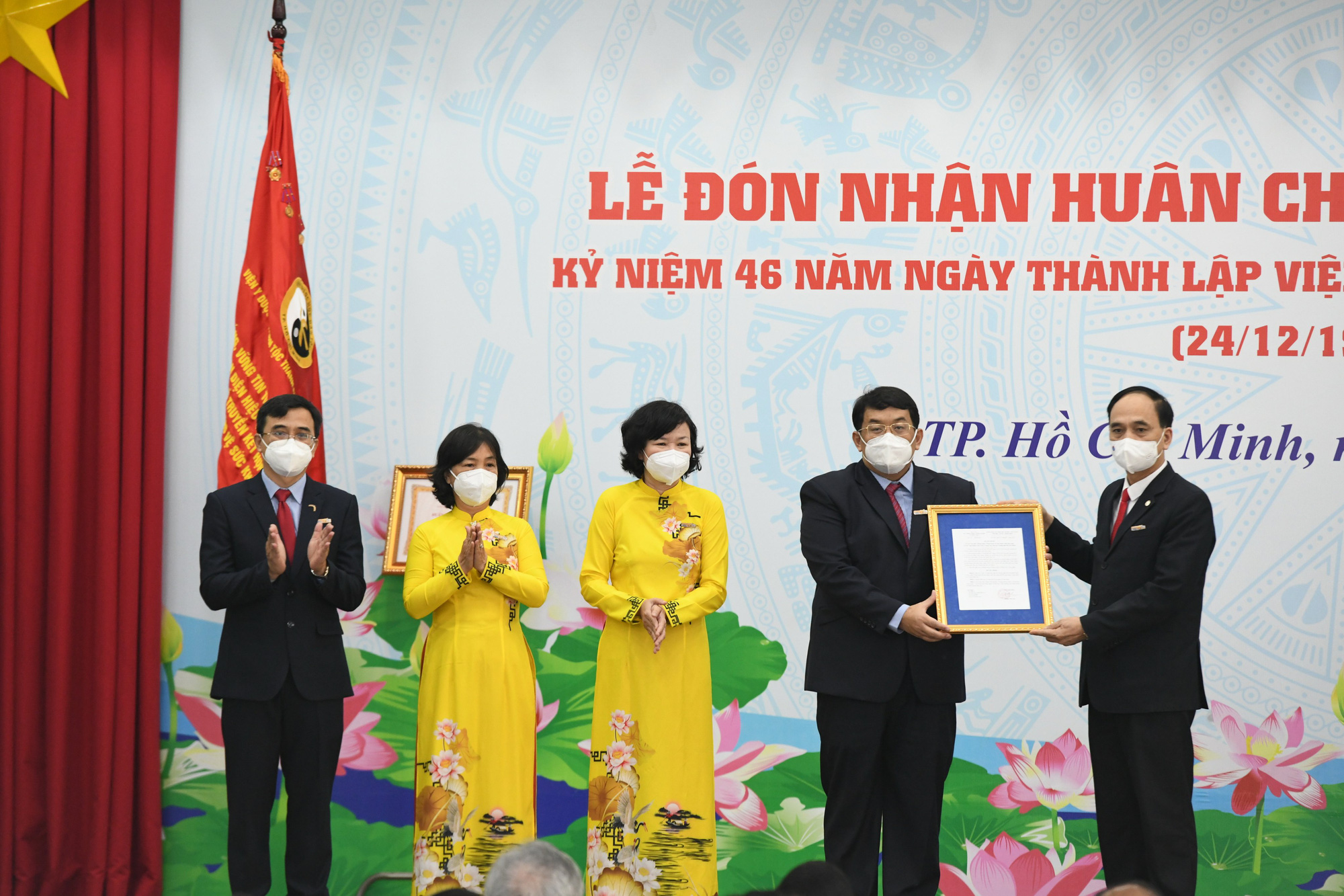 Viện Y dược học dân tộc TP HCM đón nhận Huân chương Lao động hạng Nhất - Ảnh 3.