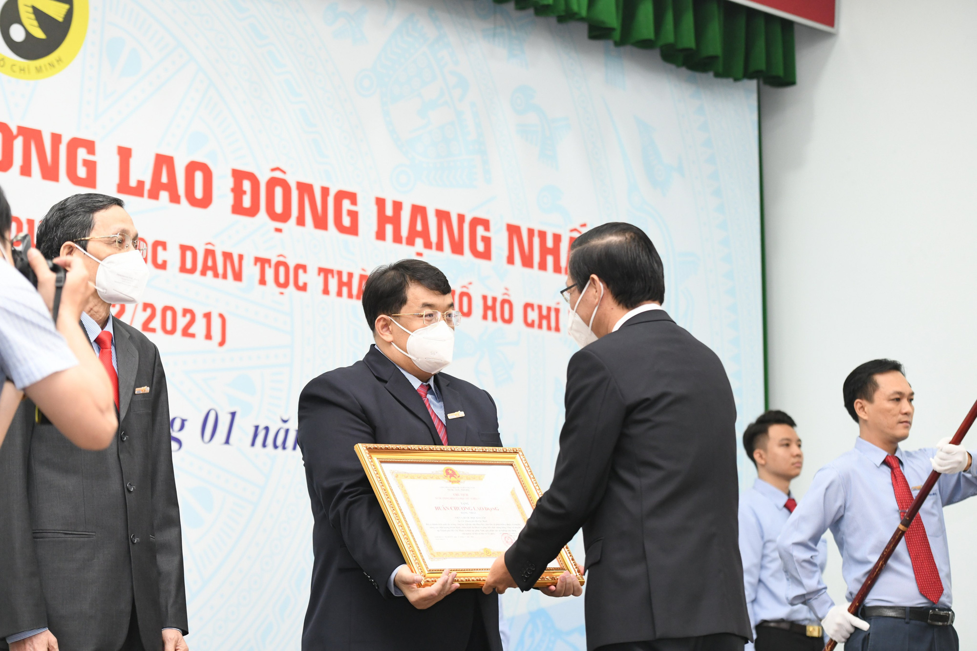 Viện Y dược học dân tộc TP HCM đón nhận Huân chương Lao động hạng Nhất - Ảnh 2.