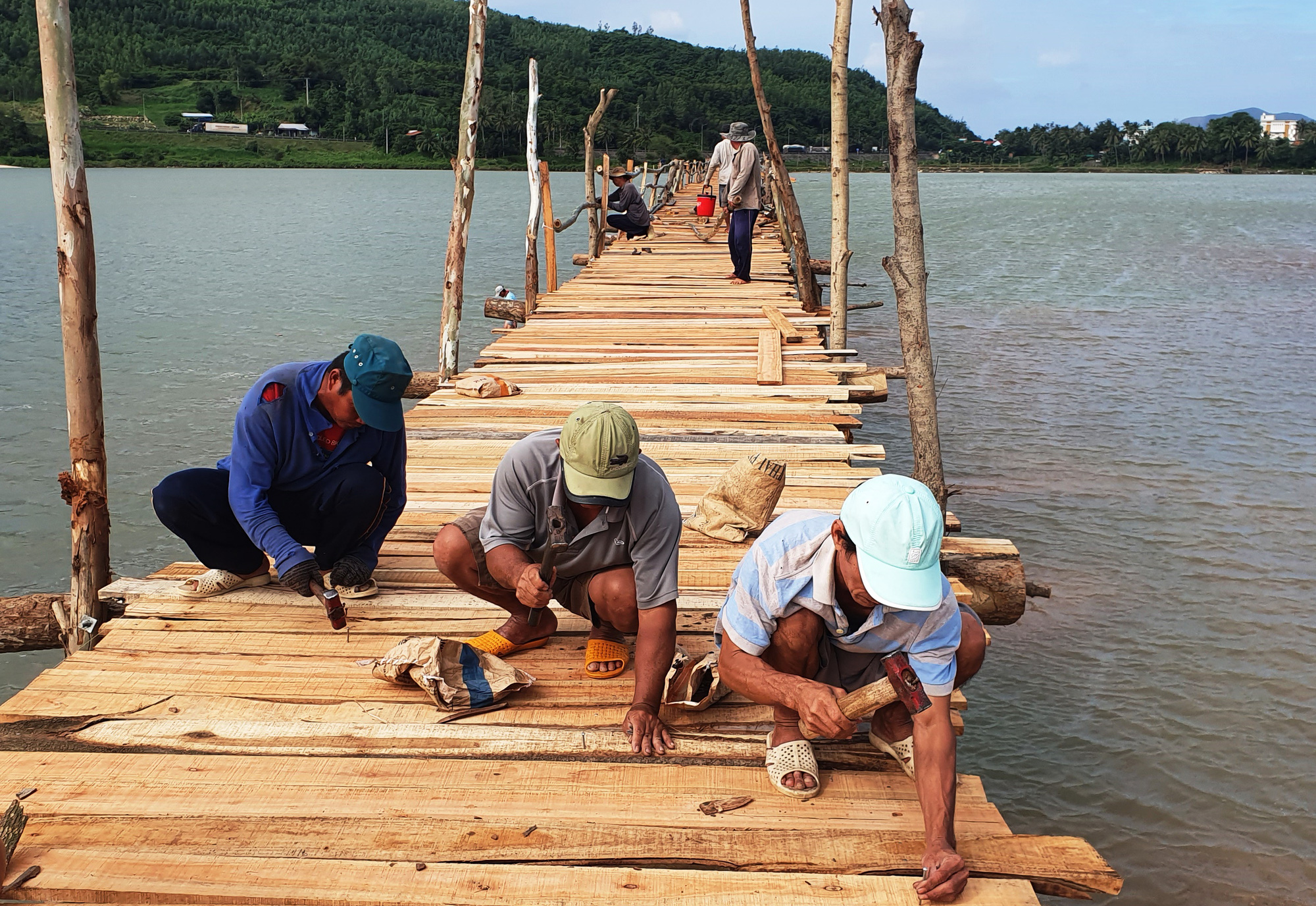 Dựng lại cầu gỗ dài nhất Việt Nam đón Tết - Ảnh 1.