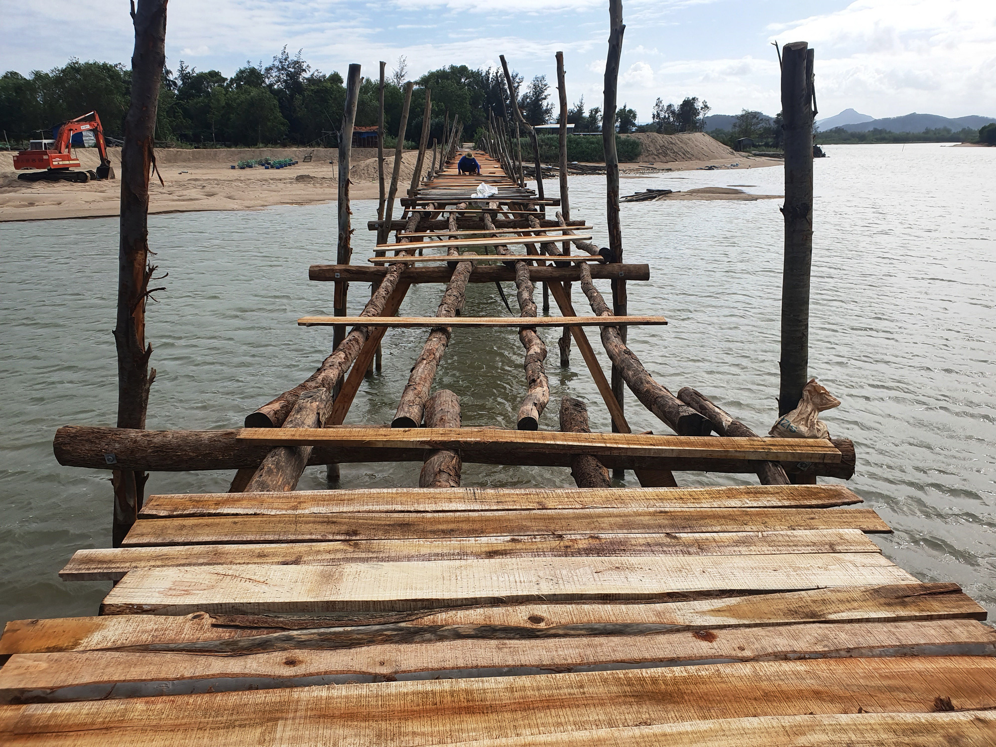 Dựng lại cầu gỗ dài nhất Việt Nam đón Tết - Ảnh 3.