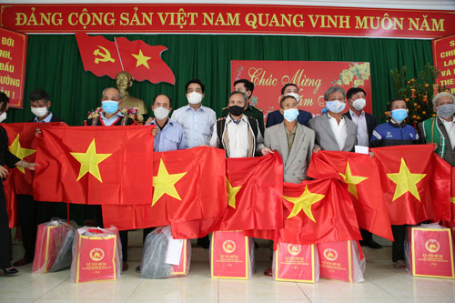 Trao tặng người dân biên giới Việt - Lào 1.500 lá cờ Tổ quốc - Ảnh 1.