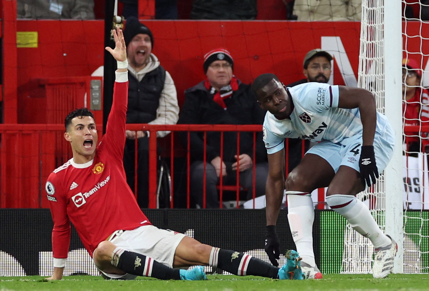 Rashford ghi bàn đầy tranh cãi, Man United trở lại Top 4 Ngoại hạng - Ảnh 3.