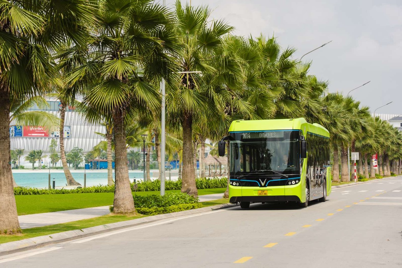 Lộ ảnh xe bus điện VinFast được vận chuyển về Hà Nội