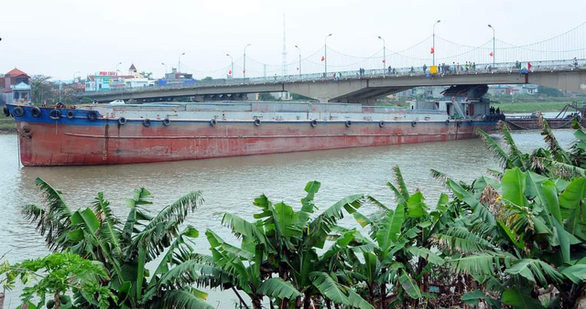 Đang lưu thông, sà lan chở xi măng tông nứt gầm cầu Thái Bình - Ảnh 1.