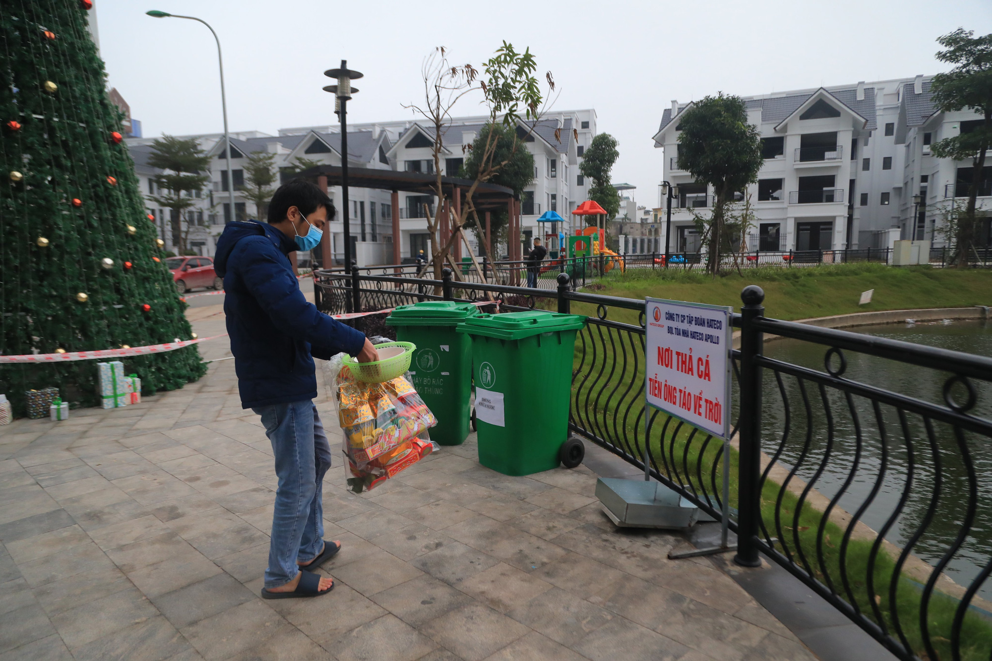 Cá đi cầu trượt trong ngày cúng ông Công ông Táo chầu trời - Ảnh 4.