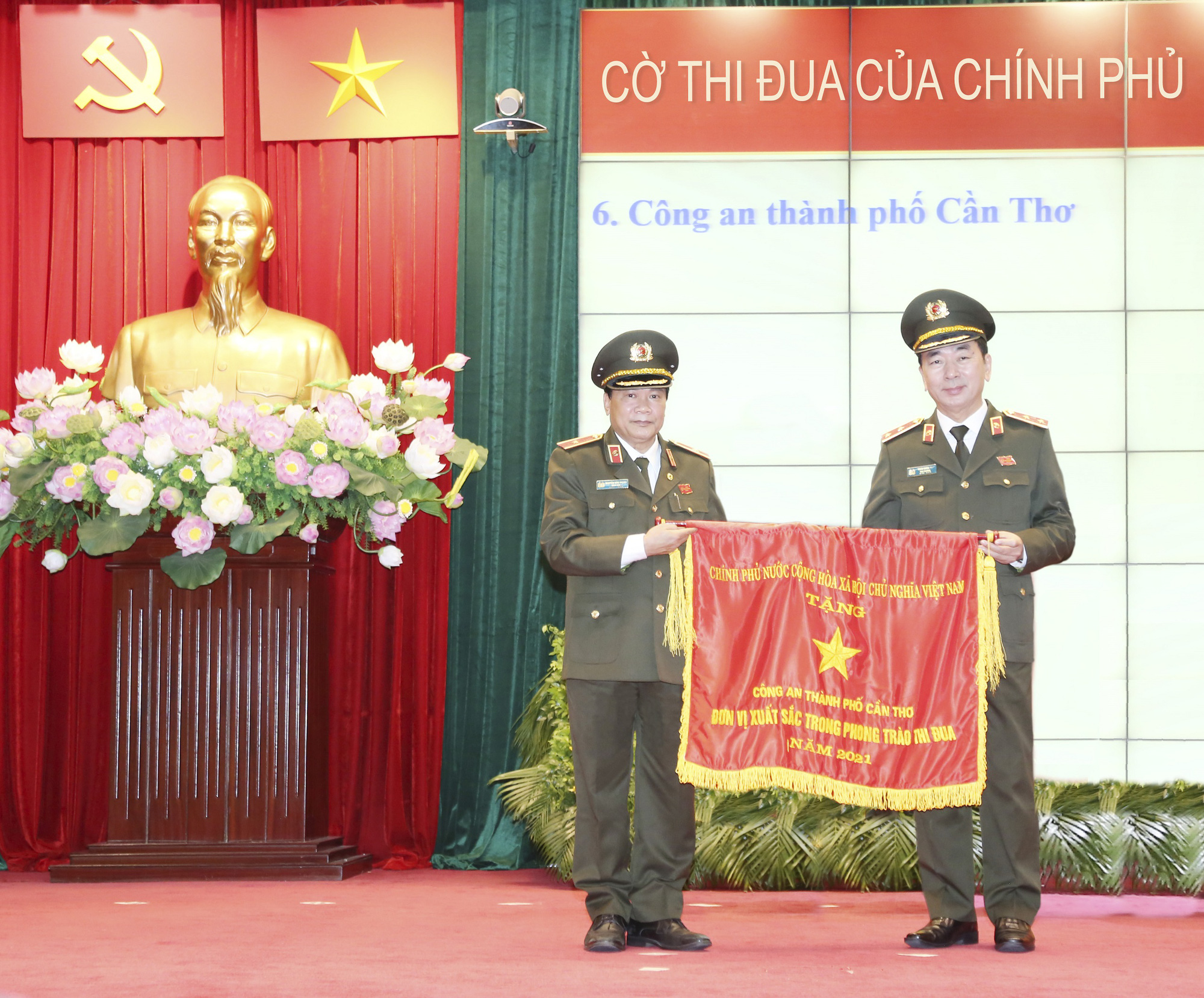 Công an TP Cần Thơ giữ vững danh hiệu lá cờ đầu - Ảnh 1.