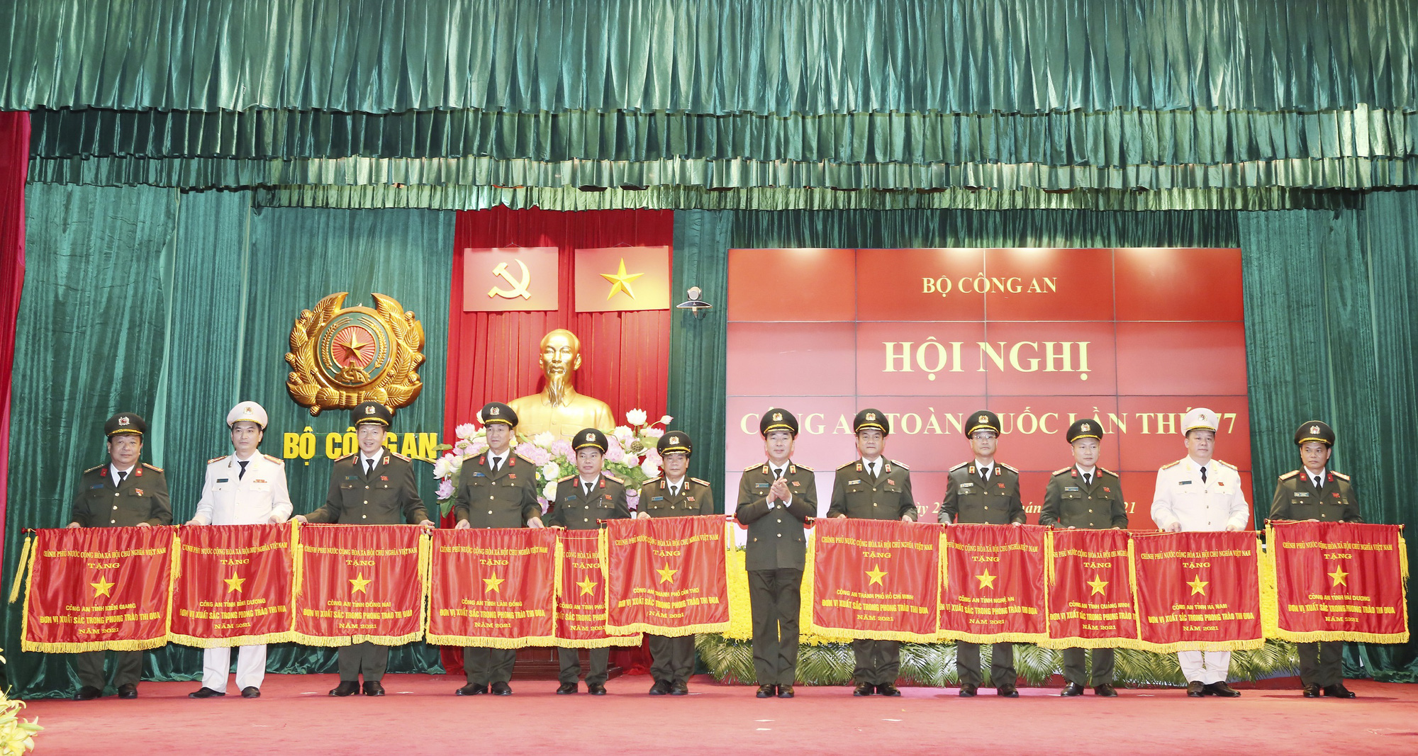 Công an TP Cần Thơ giữ vững danh hiệu lá cờ đầu - Ảnh 2.