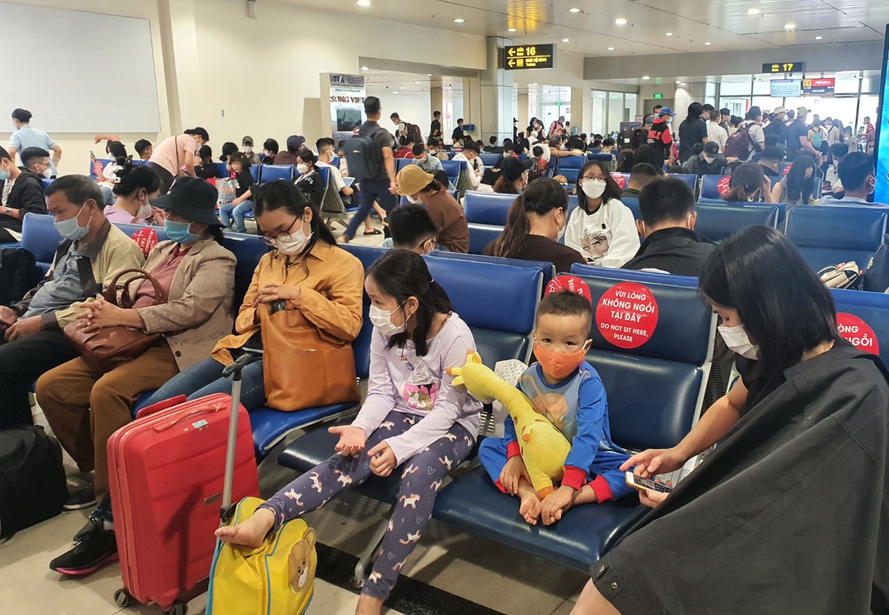 Sân bay Tân Sơn Nhất ngày 24 tháng Chạp: Đón hơn 63.000 lượt khách - Ảnh 3.