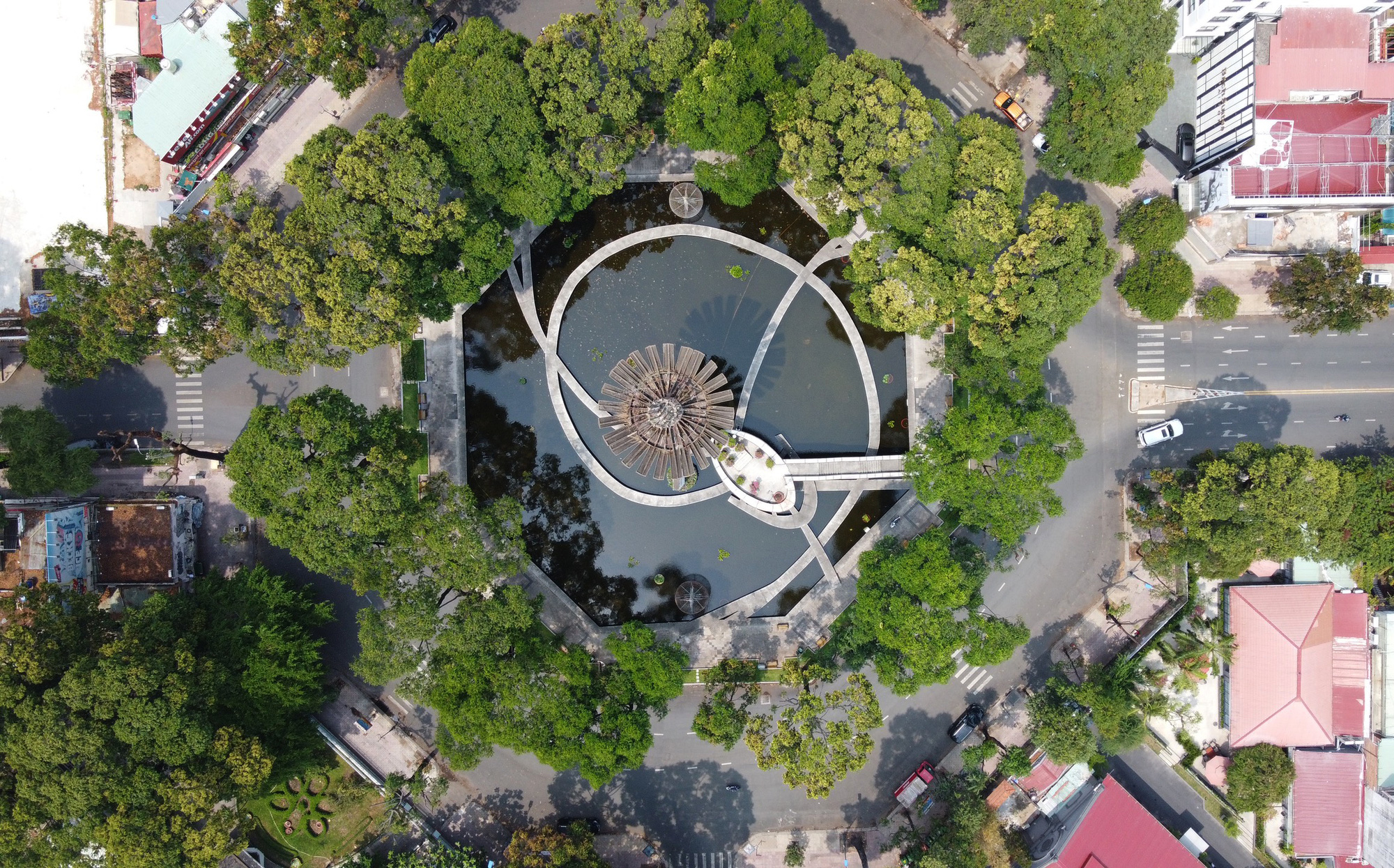Cải tạo Hồ Con Rùa: Cải tạo Hồ Con Rùa là một tác phẩm kiến trúc độc đáo tại Việt Nam. Với sự phối hợp tuyệt vời giữa kiến trúc và thiết kế, công trình này đem lại không gian sống tuyệt vời và đầy màu sắc cho cộng đồng. Xem hình ảnh liên quan và tận hưởng sự độc đáo của công trình này!