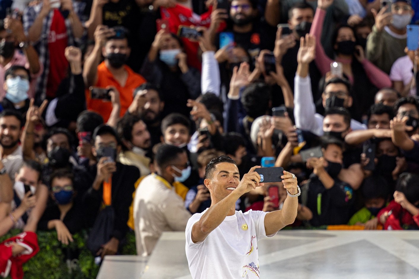 Ronaldo bảnh bao du xuân nhận giải thưởng ở Dubai - Ảnh 6.