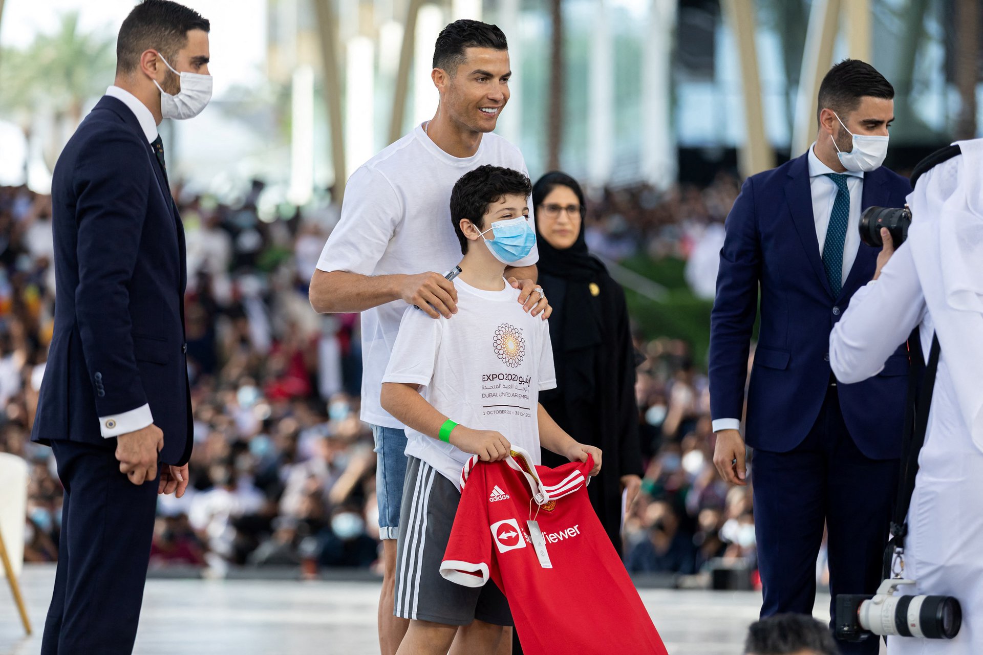 Ronaldo bảnh bao du xuân nhận giải thưởng ở Dubai - Ảnh 7.