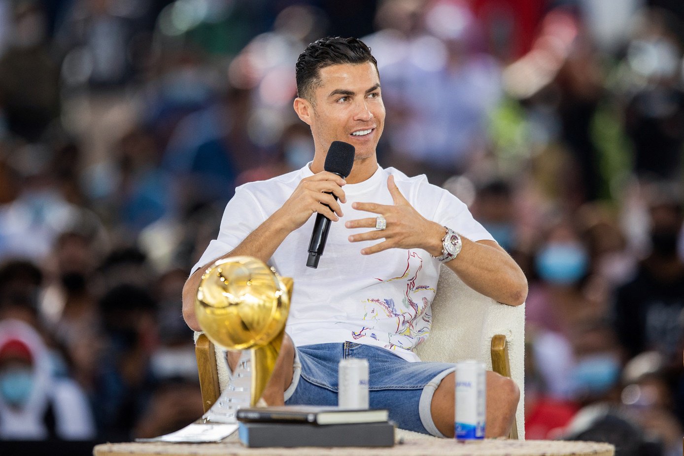 Ronaldo bảnh bao du xuân nhận giải thưởng ở Dubai - Ảnh 2.