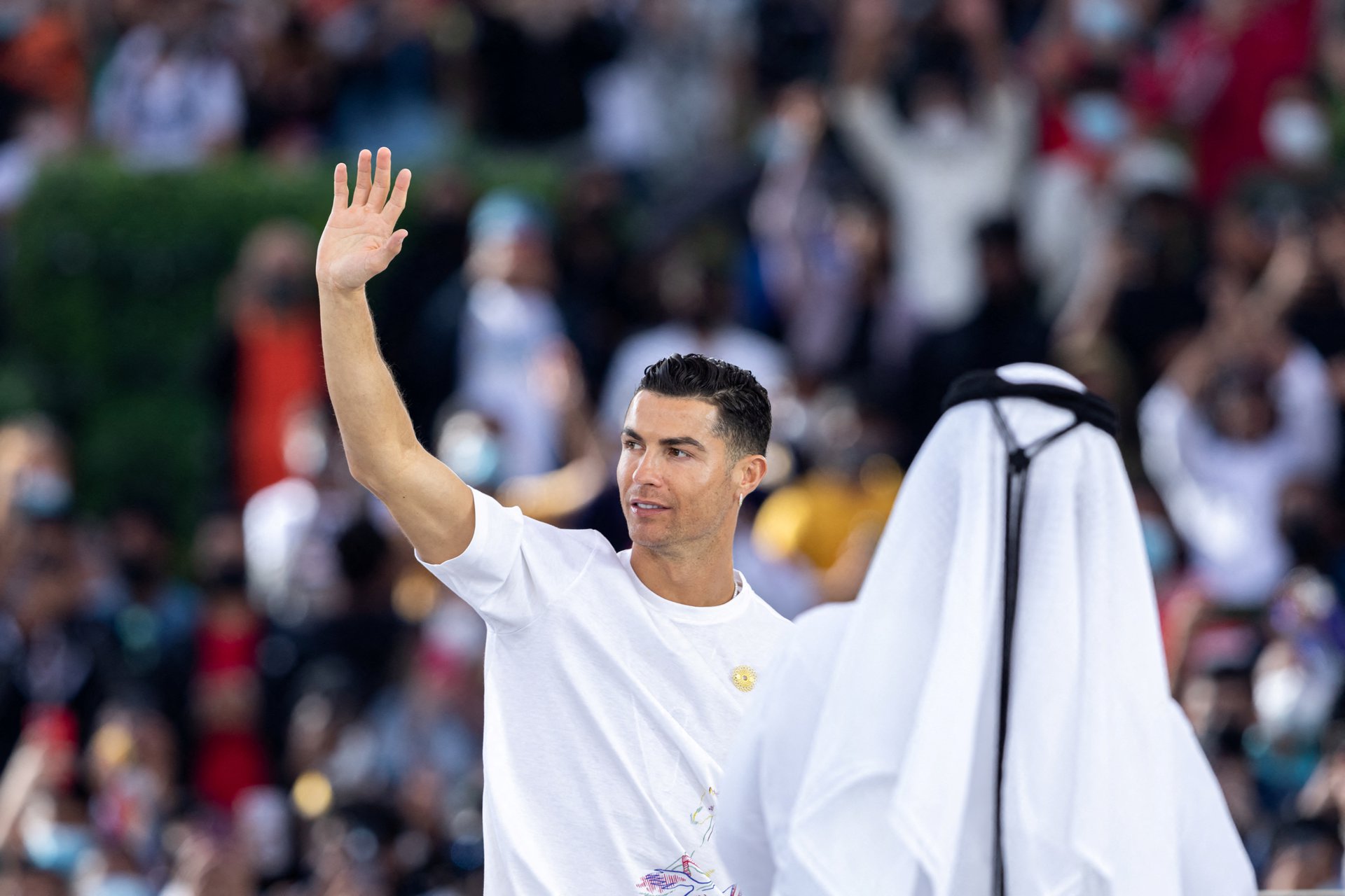 Ronaldo bảnh bao du xuân nhận giải thưởng ở Dubai - Ảnh 1.