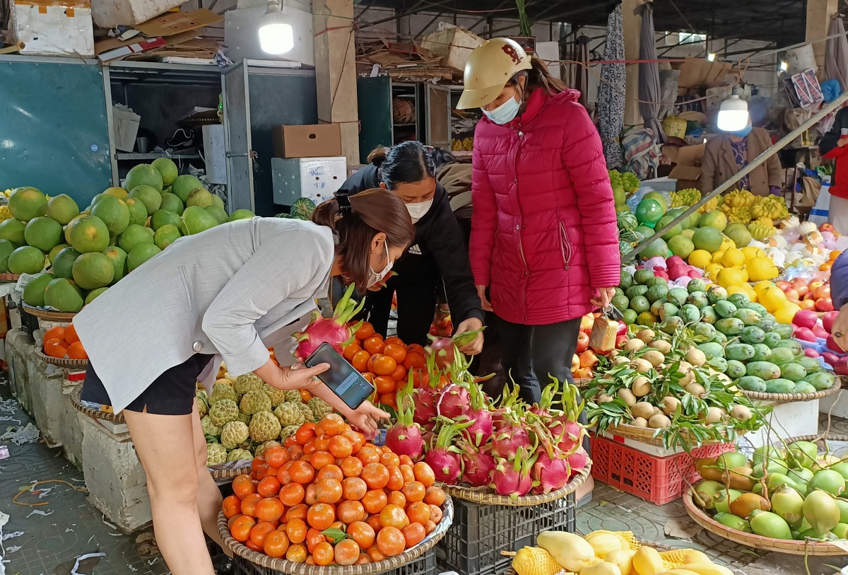 Hoa quả thờ cúng giá cao chót vót ngày 29 Tết, dân vẫn đổ xô đi mua - Ảnh 9.