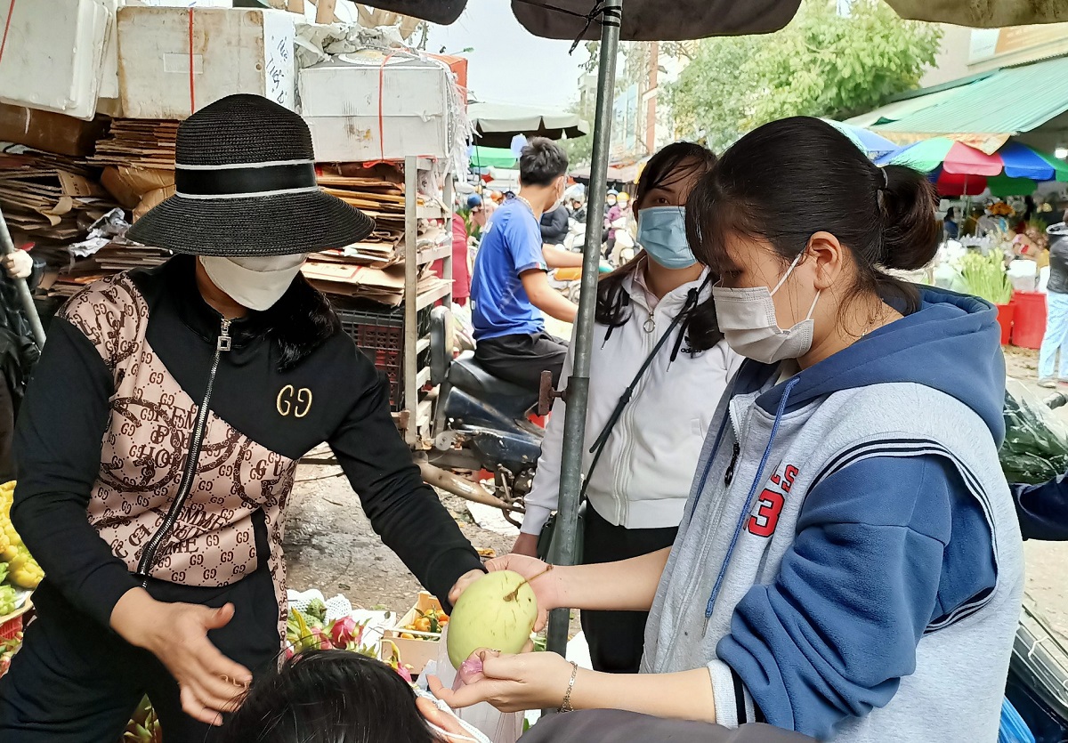 Hoa quả thờ cúng giá cao chót vót ngày 29 Tết, dân vẫn đổ xô đi mua - Ảnh 10.