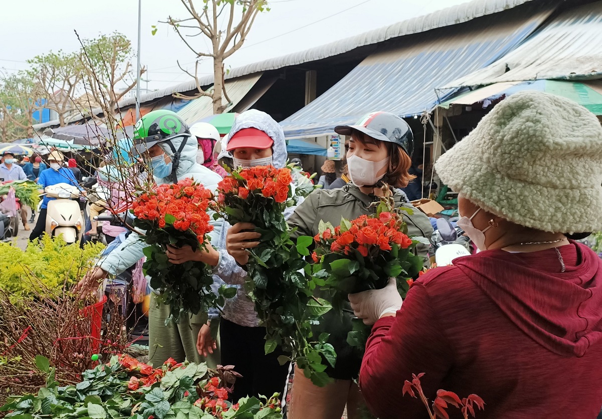 Hoa quả thờ cúng giá cao chót vót ngày 29 Tết, dân vẫn đổ xô đi mua - Ảnh 11.