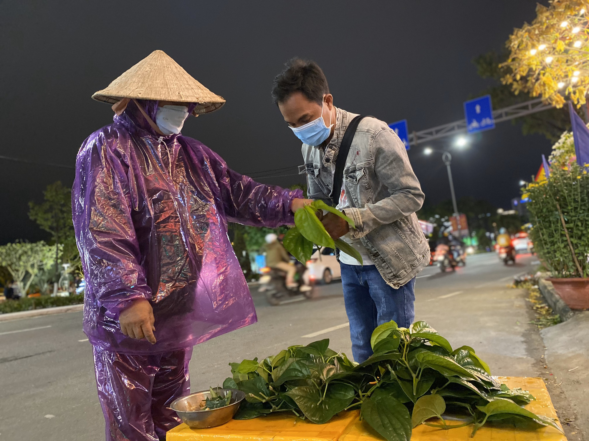 Những phận đời mưu sinh đêm giao thừa - Ảnh 7.