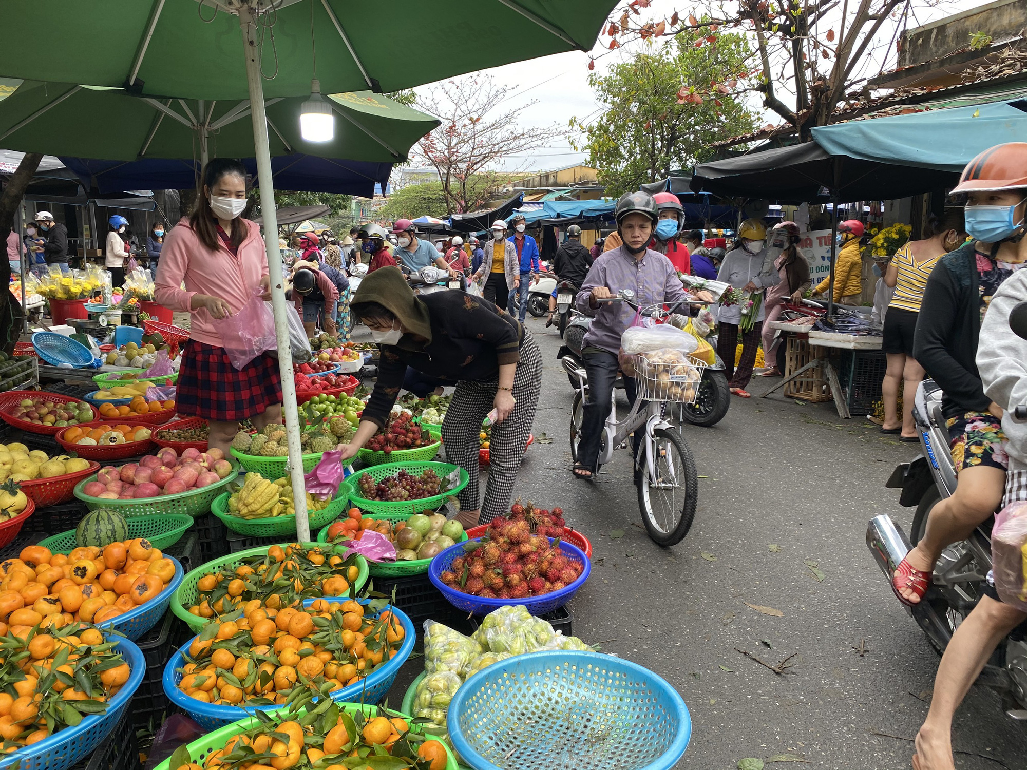 Đà Nẵng: Chợ đông nghịt ngày cuối năm, giá cả tăng chóng mặt - Ảnh 8.