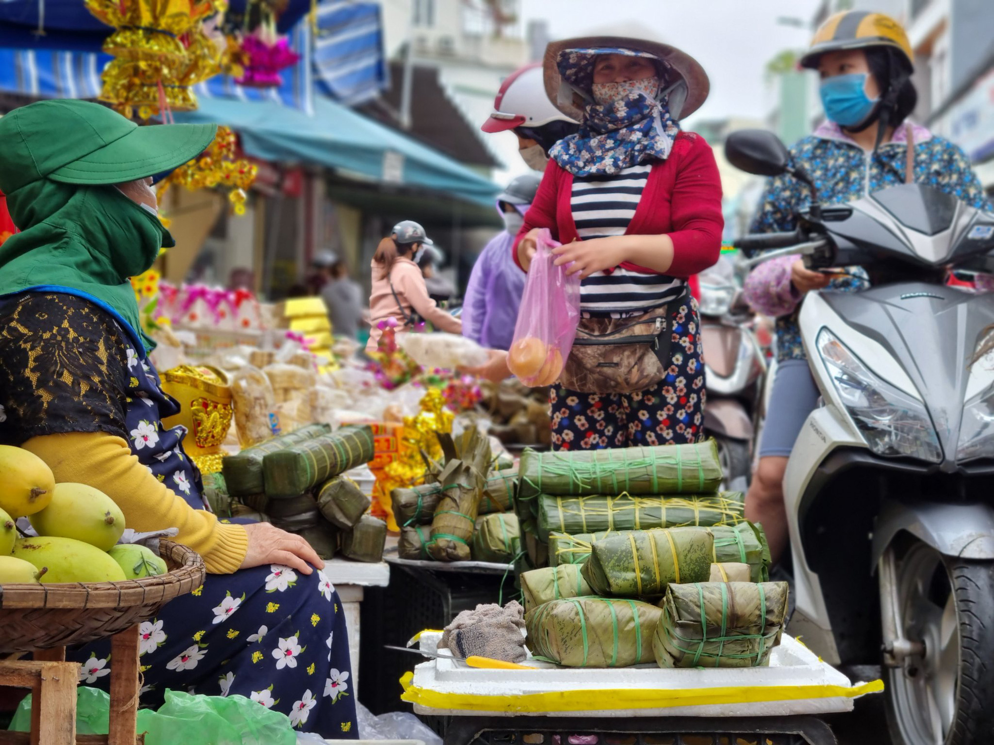 Đà Nẵng: Chợ đông nghịt ngày cuối năm, giá cả tăng chóng mặt - Ảnh 5.