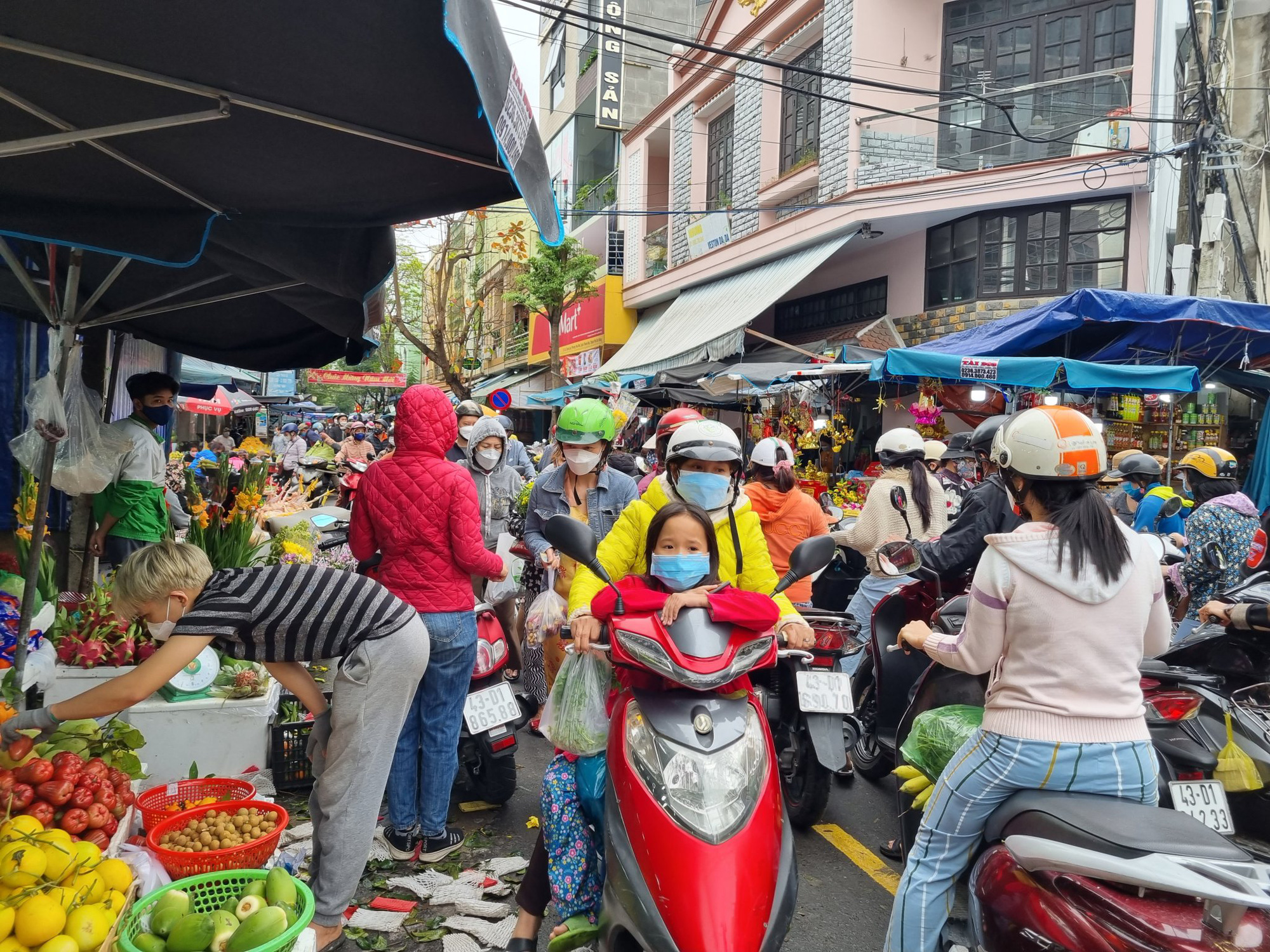 Đà Nẵng: Chợ đông nghịt ngày cuối năm, giá cả tăng chóng mặt - Ảnh 2.