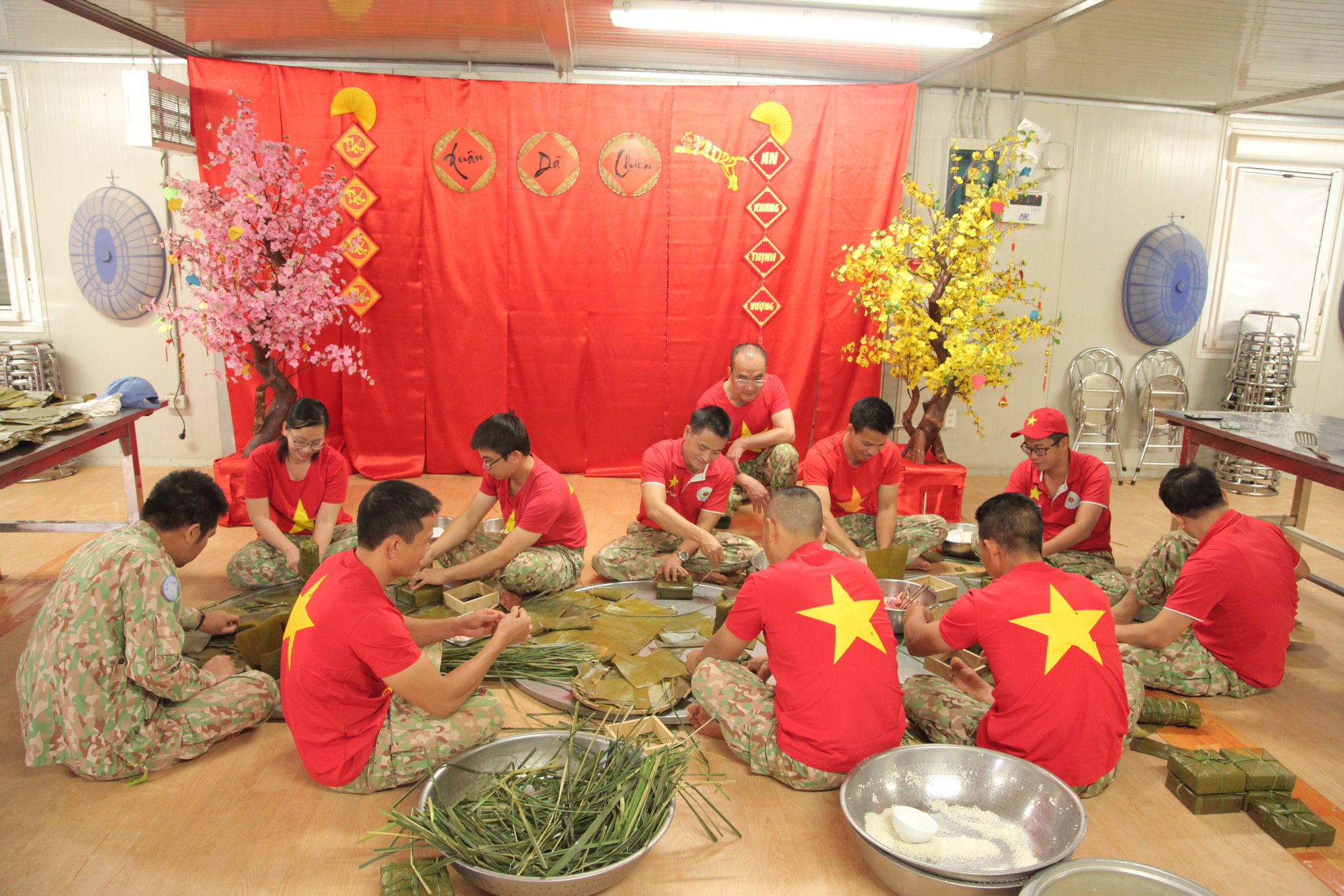 Độc đáo bánh chưng gói bằng lá chuối, cây bồn bồn châu Phi - Ảnh 1.