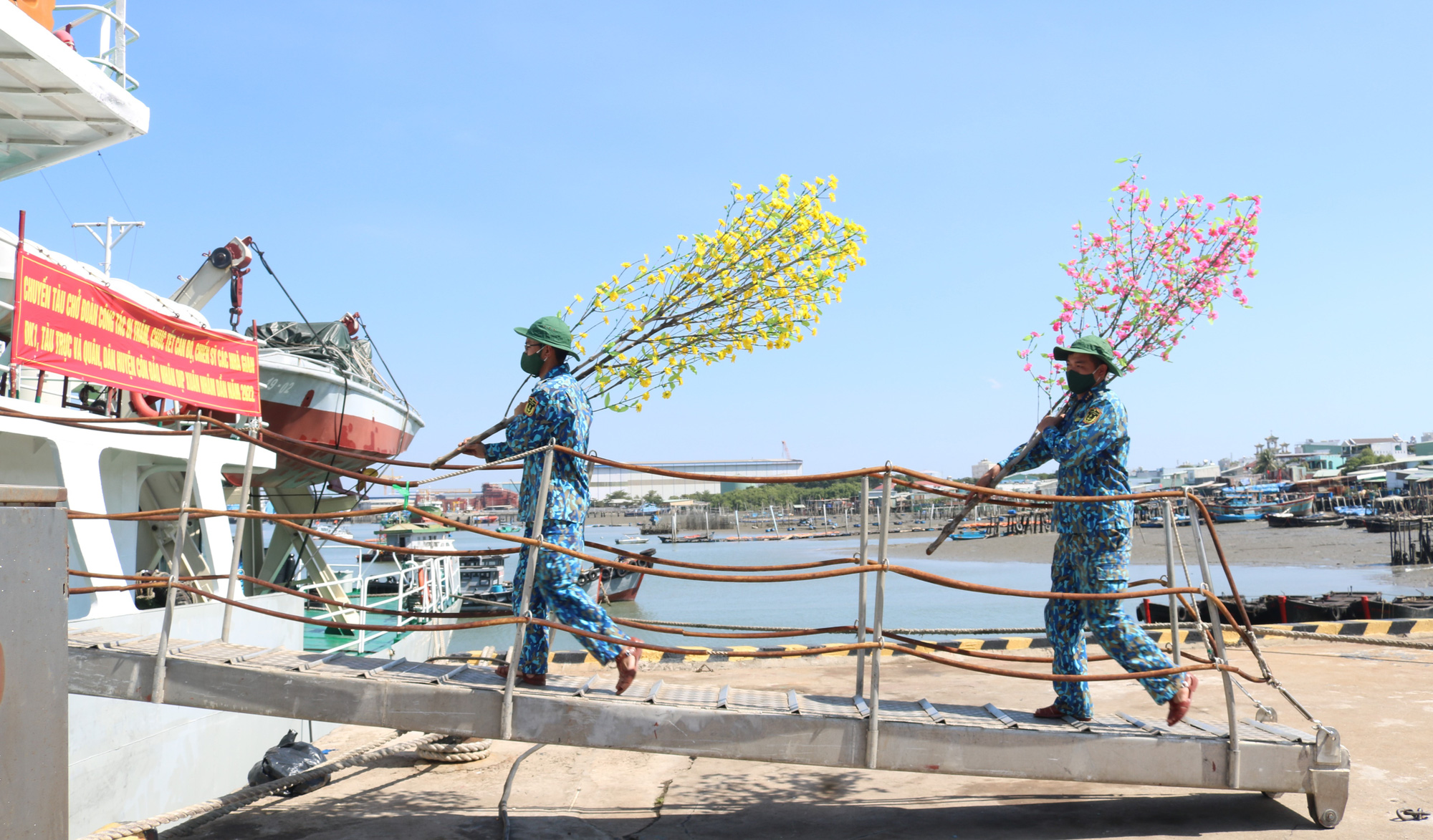 Cận cảnh hàng tấn quà Tết “vượt sóng” ra với Nhà giàn DK1 - Ảnh 1.