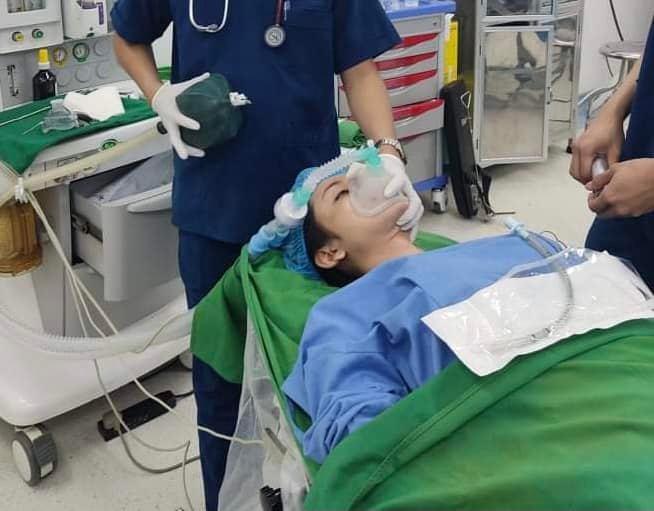 Người đẹp chuyển giới Lương Mỹ Kỳ khóc nức nở trên giường bệnh - Ảnh 2.