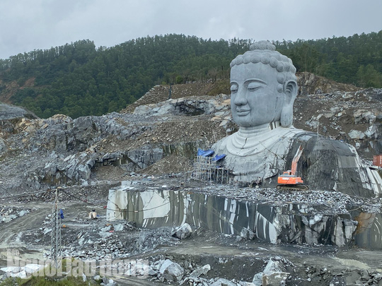 Ngắm tượng Phật khổng lồ giữa mỏ đá chưa hoàn thổ - Ảnh 3.