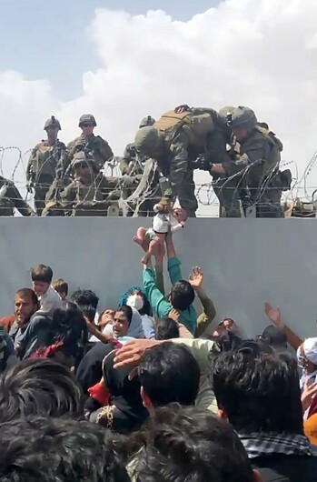 Sáng tỏ số phận bé trai Afghanistan được nâng qua hàng rào thép gai - Ảnh 1.